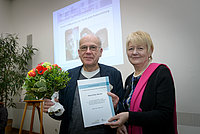 Preisträger Klaus-Peter Stender (links) mit Laudatorin Prof. Ilona Kickbusch (rechts) bei der Preisverleihung 2015