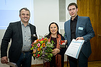 Preisträgerin Prof. Lotte Kaba-Schönstein (Mitte) mit dem Laudator Thomas Altgeld (links) und Stefan Pospiech, Geschäftsführer von Gesundheit Berlin-Brandenburg e.V. (rechts) bei der Preisverleihung