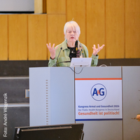 Ilona Kickbusch bei der Eröffnung des Kongresses Armut und Gesundheit 2026