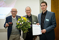 Preisträger Dr. Ellis Huber (Mitte) mit Laudator Prof. Dr. Rolf Rosenbrock (links) und Stefan Pospiech, Geschäftsführer von Gesundheit Berlin-Brandenburg e. V. (rechts) bei der Preisverleihung 2016