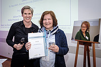 Preisträgerin Enikö Bàn (rechts) und Laudatorin Prof. Dr. Gesine Bär (links) bei der Preisverleihung 2017