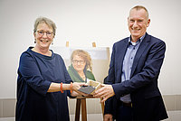 Preisträger Dr. Claus Weth mit Laudatorin Gertrud Wietholt bei der Preisverleihung