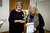 Preisträgerin Prof. Dr. Annelie Keil (rechts) und die Laudatorin Ulrike Hauffe (links) bei der Preisverleihung 2018
