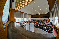 Blick von der Bühne in den Eröffnungssaal Foto: André Wagenzik