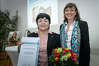 Preisträgerin Dr. Jenny de la Torre (links) mit Laudatorin Prof. Theda Borde (rechts) bei der Preisverleihung 2015