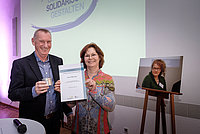 Preisträgerin Kerstin Moncorps (rechts) und Laudator Dr. Claus Weth bei der Presiverleihung 2017