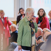 Standing Ovations für Ilona Kickbusch bei der Eröffnung des Kongresses Armut und Gesundheit 2026