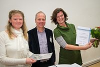 stellvertretend für Eva Göttlein nahmen Dr. Bettina Reimann (rechts) und Maike Schmidt (links) den Preis von Dr. Frank Lehmann in Empfang